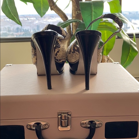 Snakeskin platform high heel,worn,runs big in size - Picture 4 of 5